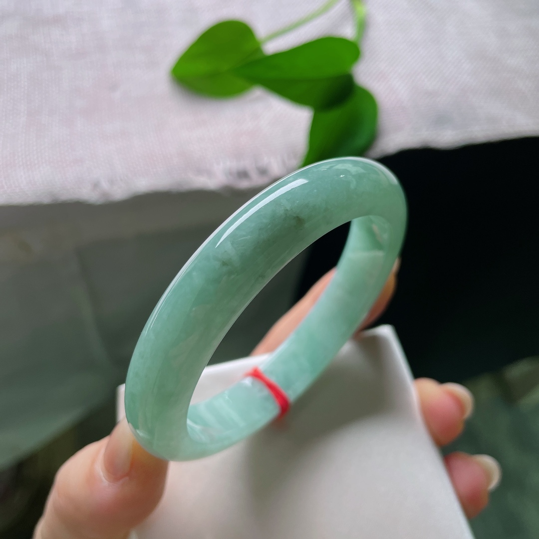 绿底正圈，色调清爽均匀，玉质细腻，满圈柔和绿意，自带山林清泉般的清新感，日常佩戴温婉耐看。ss57921a