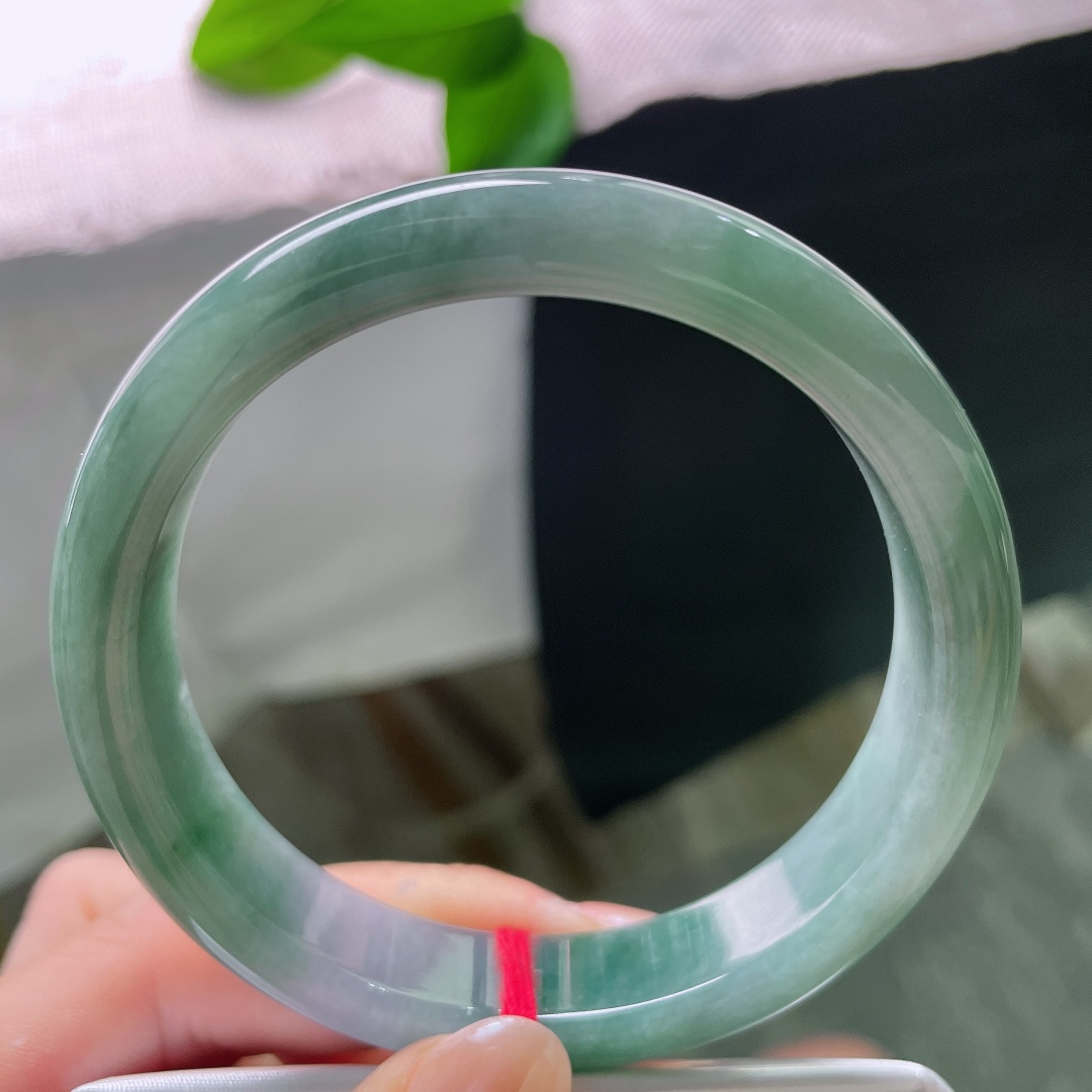 油青正圈，一点皮纹，半圈清润翠色晕染铺开，另一半过渡清透白底，色彩过渡自然柔和。ss58026a