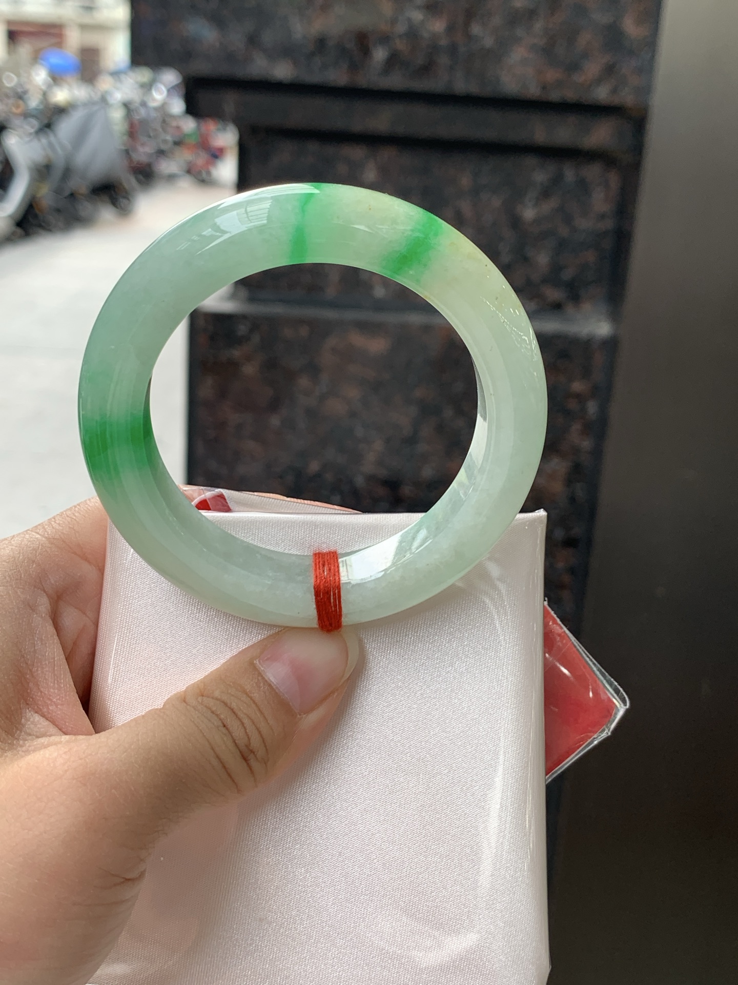 飘阳绿正圈, 打灯细纹，飘阳绿花，鲜艳得像新冒头的嫩芽，灵动清新，即柔和又充满生机。