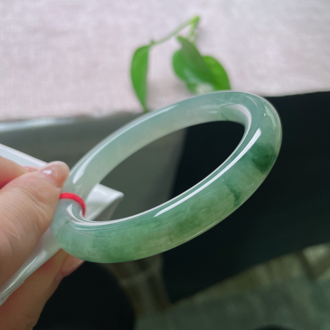 55.3/10，飘花圆条，无裂，种质冰润清透，如水般澄澈，玉质自带幽幽水光，腕间仿佛盛下一汪静谧幽潭，清冷氛围感十足。ss58216a