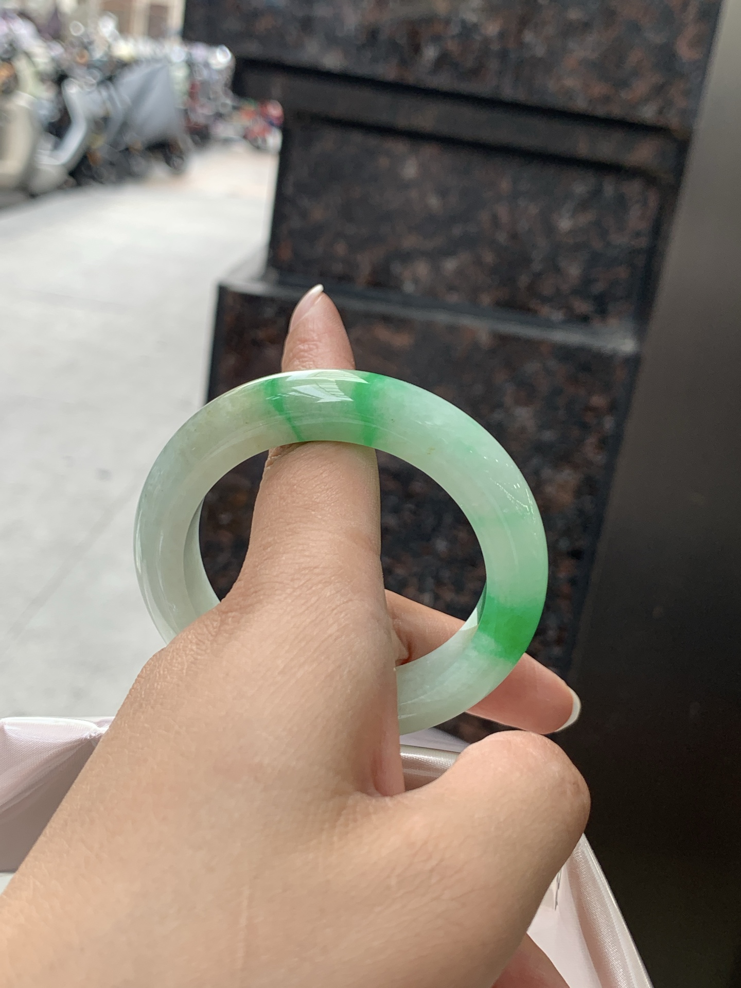 飘阳绿正圈, 打灯细纹，飘阳绿花，鲜艳得像新冒头的嫩芽，灵动清新，即柔和又充满生机。