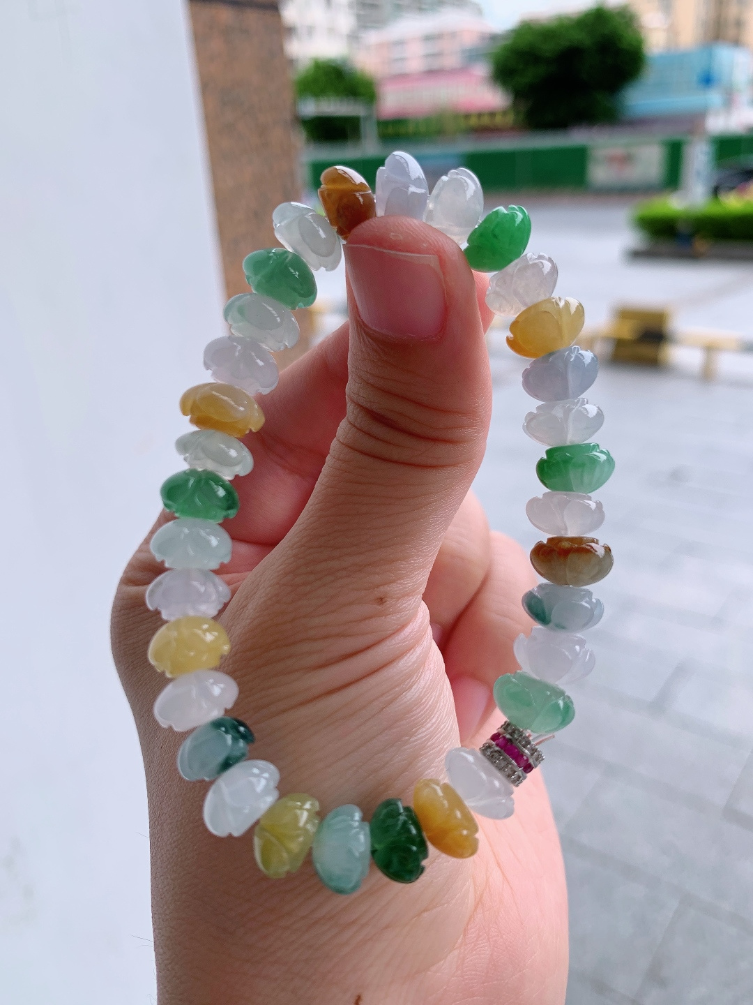 冰种三彩莲花手串，雕工精巧，色彩缤纷，好运连连，卡8.8