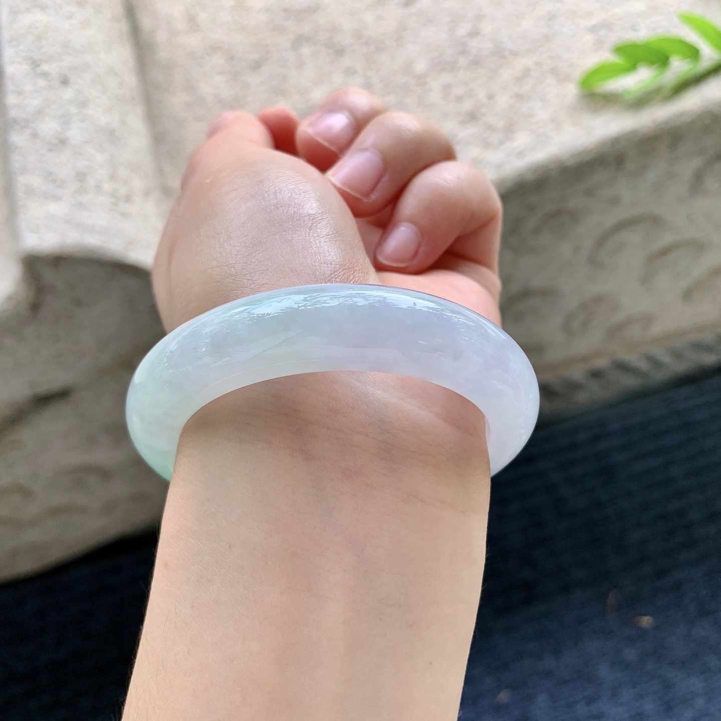 正圈49 50，圈口50.8/12.6/8.8，编码G7090448，冰糯阳绿，水润，清透，种老，细腻，打灯有棉线