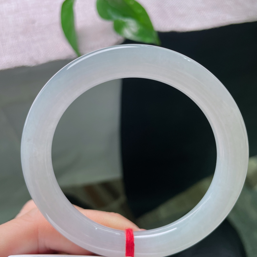 白月耀圆条，一点晶体，月光落在玉面之上，晕出淡淡的莹光，清雅脱俗，不张扬炫耀，于无声处散发美感，是低调却耐得住反复品味的美好。ss58230a