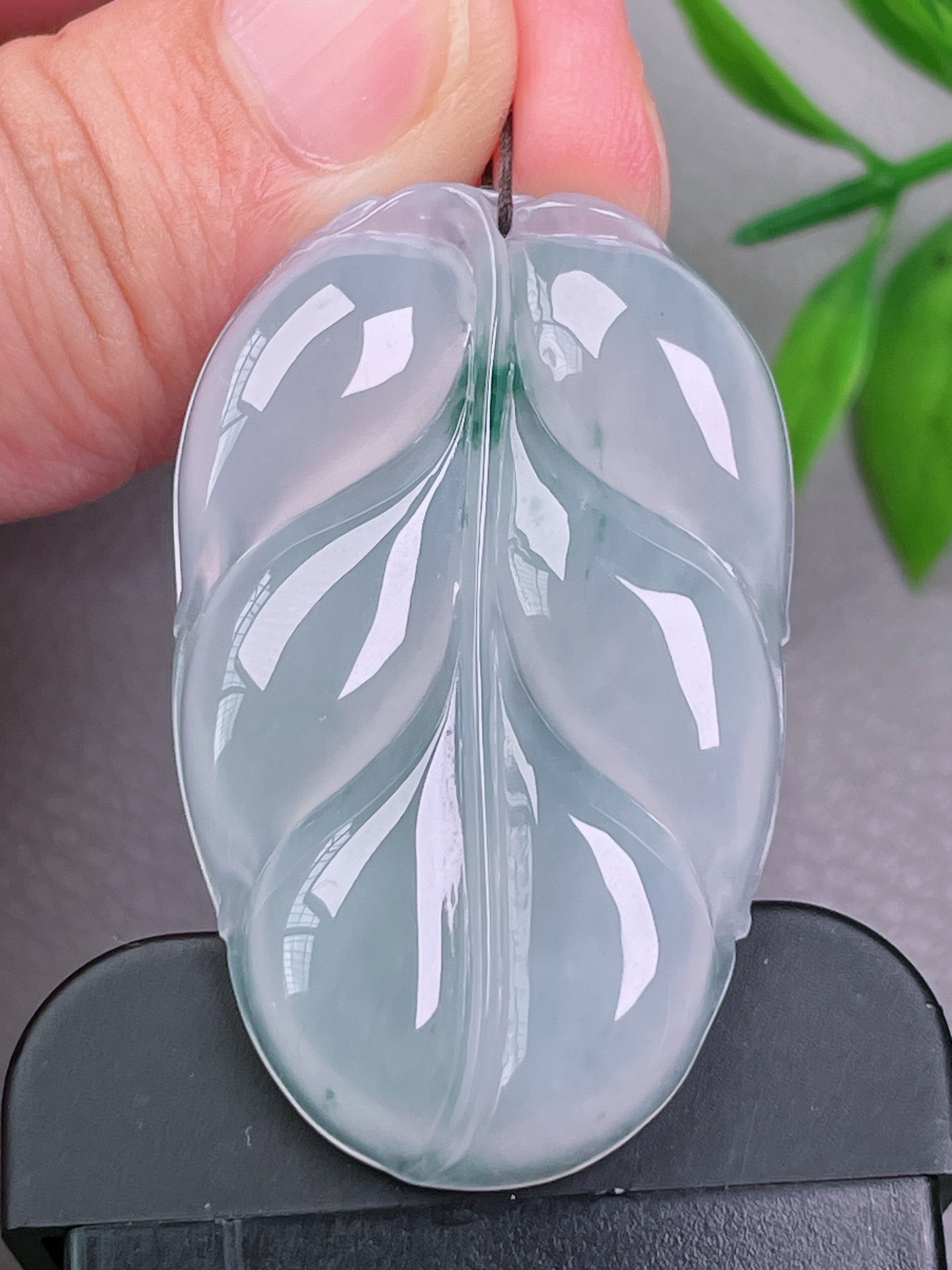 高冰种飘花叶子，无裂，冰透水润，油洁，起荧光，尺寸：46.5-28.4-5.7