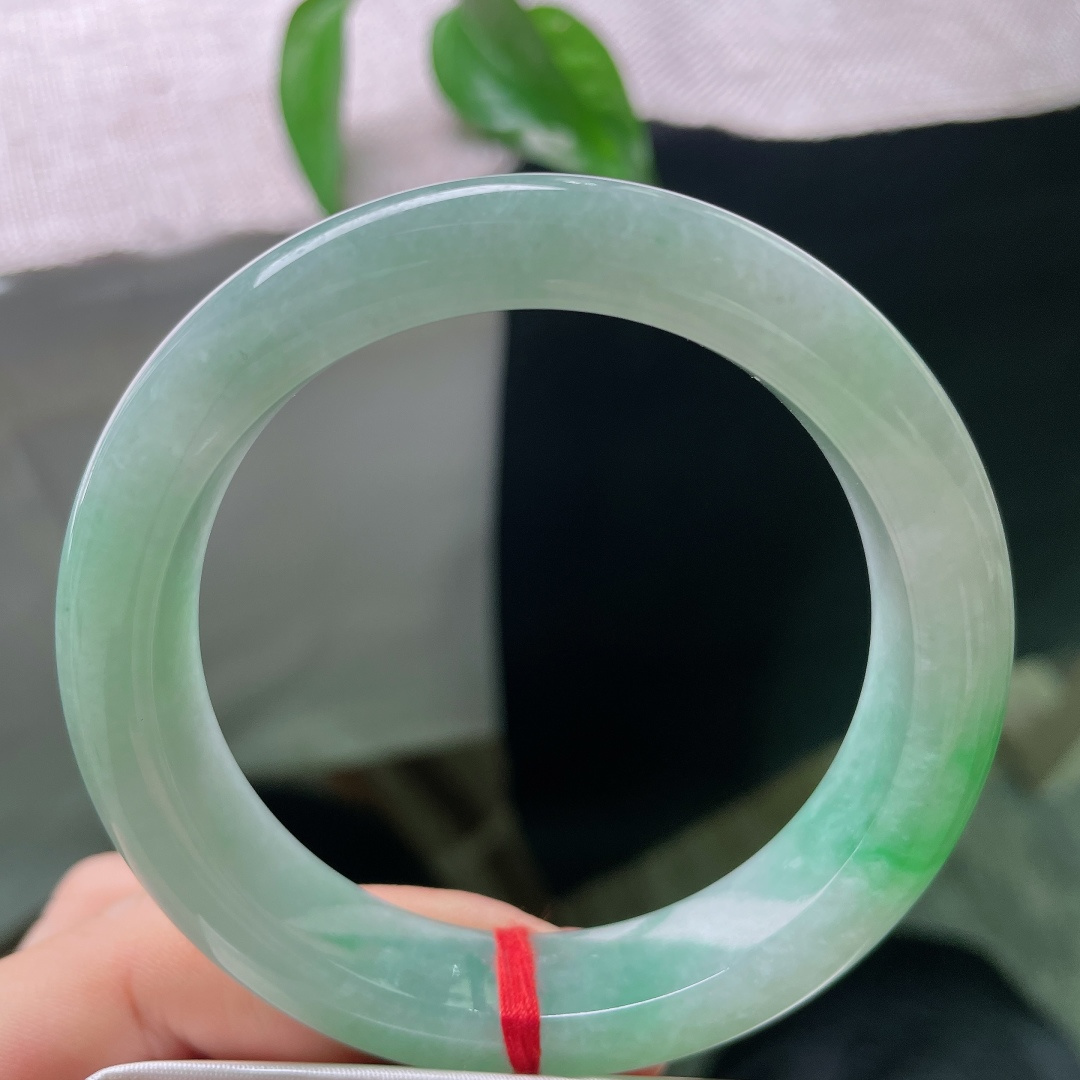 56.2/12.6/9.3，飘绿正圈，无裂，它的美在于层次与反差，大片浅青带来沉静安宁，一抹飘翠赋予灵动生气，举手抬腕之间，隐隐流露不刻意的精致氛围感。ss57970a