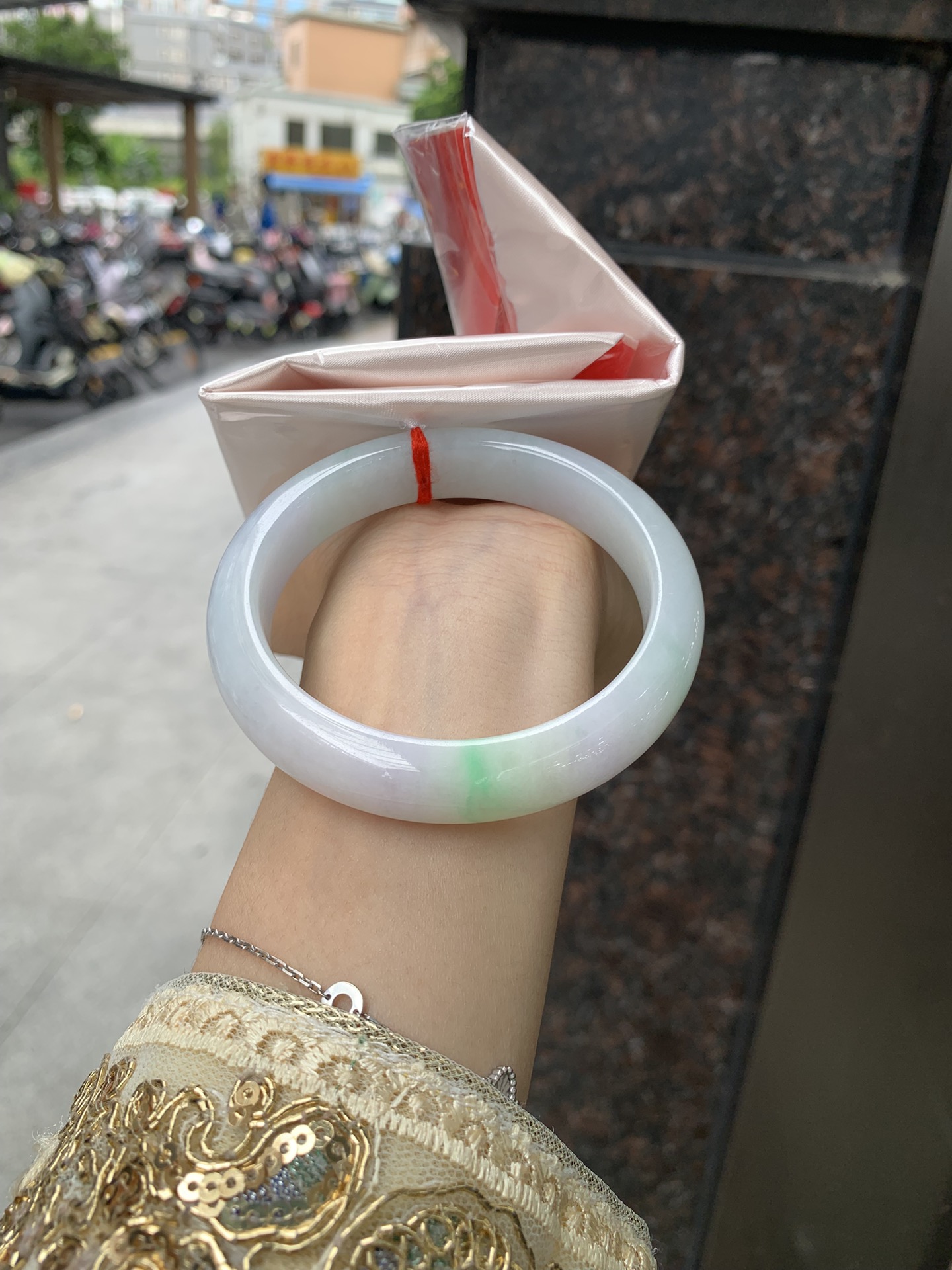 春彩正圈,0921-X750,打灯棉线，底妆干净细腻，阳绿花色碰上梦幻般的春，像是融化了的春天，所有的美好交织在一起，让人心生宁静而淡淡的欢喜