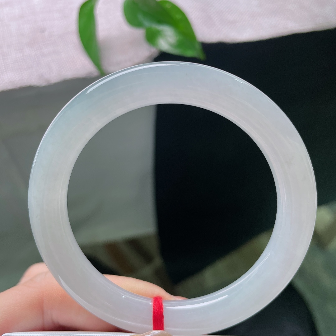 白月耀圆条，一点晶体，月光落在玉面之上，晕出淡淡的莹光，清雅脱俗，不张扬炫耀，于无声处散发美感，是低调却耐得住反复品味的美好。ss58230a