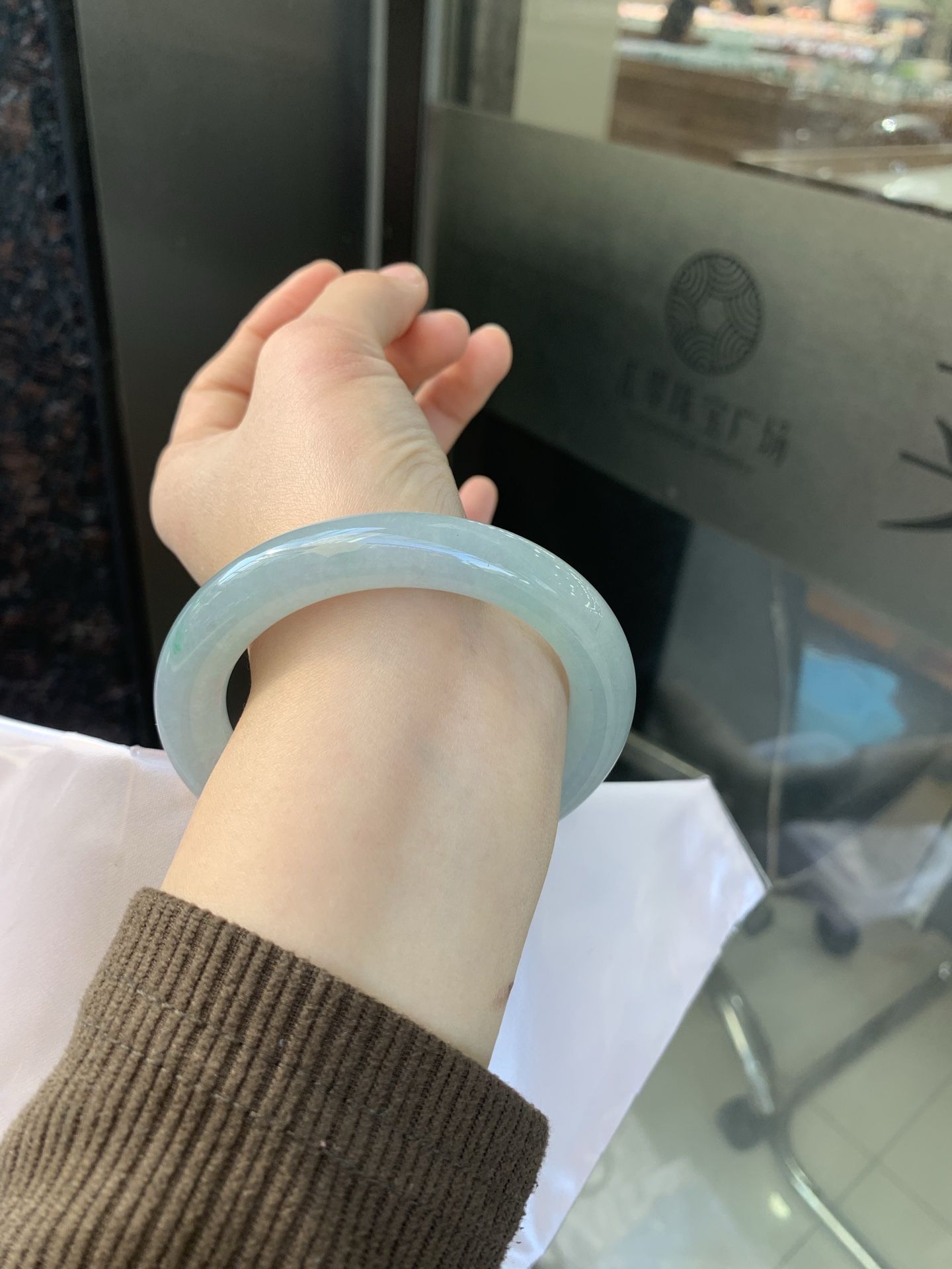 冰油圆条，打灯两处细纹，玉质冰润，油青底飘一小朵绿花，点睛之笔，彰显韵味