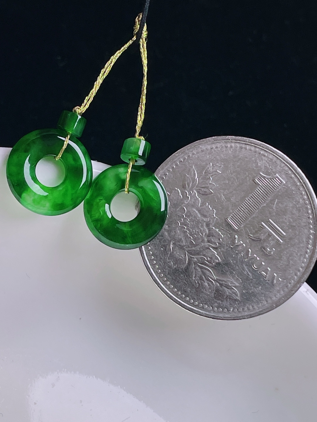 ️辣绿耳坠，老种起光，细底通透，尺寸：11.9/2.6mm0904
