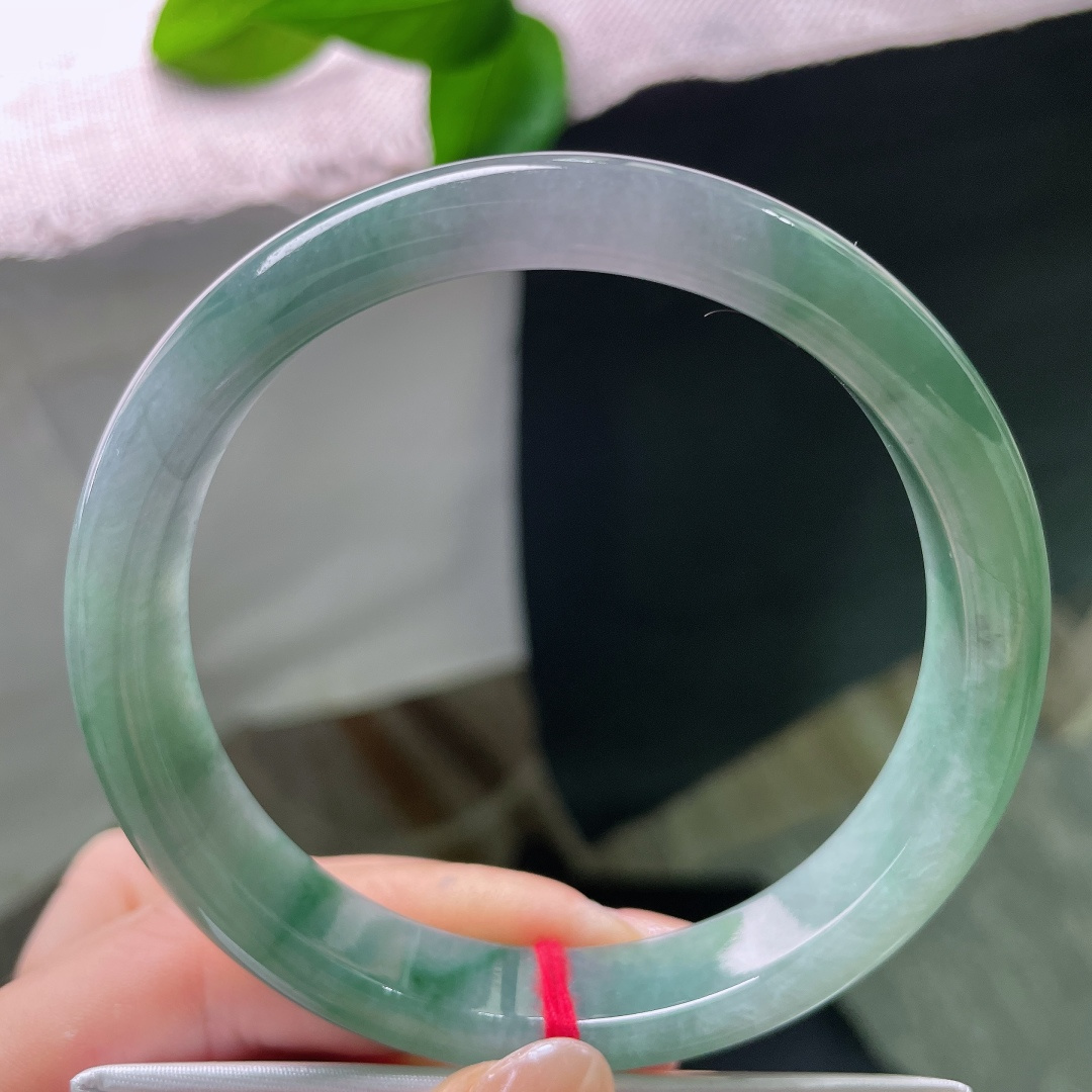 油青正圈，晶体，种水通透水灵，镯身带着清爽冰感，玉质细腻，水光流转，通透感十足。ss58023a