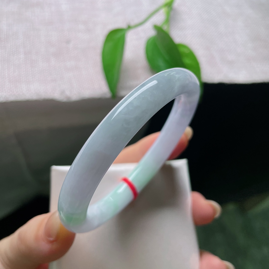 春彩圆条，内纹，温柔的淡紫缀着几缕青翠，不张扬却自带气韵，温润的镯身似是敛尽了人间柔和，ss57a