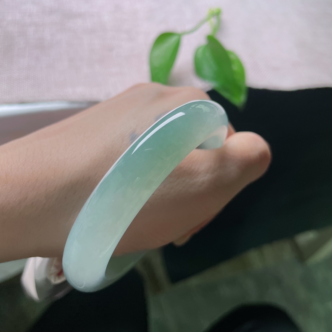 57.8/12.4/9.1，冰蓝正圈，无裂，清润的湖水色若隐若现，不张扬炫耀，却越品越有味道，于平凡烟火日子里，悄悄点缀属于自己的精致。ss58245a