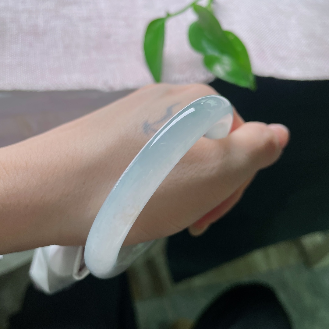 冰种圆条，无裂，洒金如秋花漫开，不见浓艳，只见细碎温柔的花开景致，佩戴于手，静享秋日安然。ss58232a