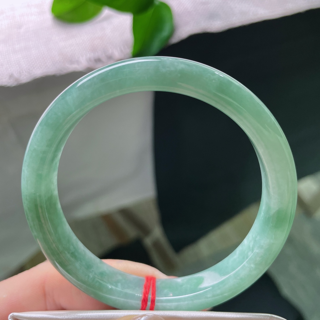 绿底正圈，皮纹，满圈绿意柔和饱满，玉质细腻色调清新温润，上手沉稳大方，ss57920a