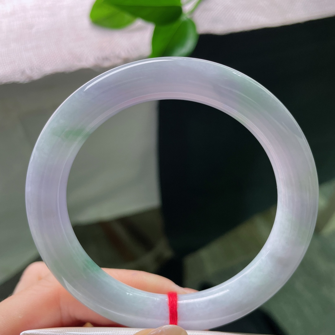 58/10，春彩圆条，一点裂，淡春底圆条玉镯，镯身弥漫一层淡淡的紫雾，浅浅揉入几分晴青底色，春韵温柔缱绻。ss57883a