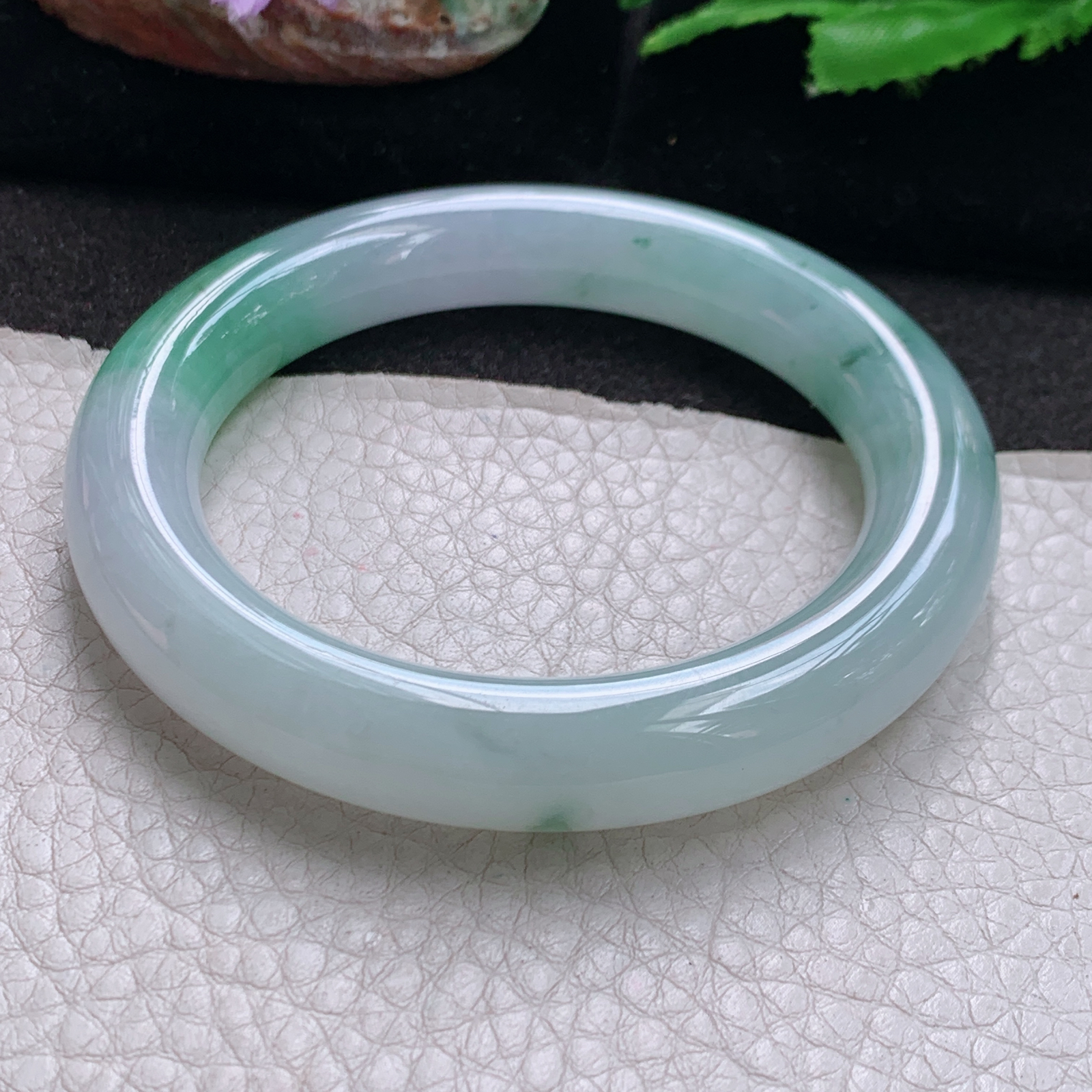 ay自然光55*11*11美人镯 缅甸翡翠a货高品质清新飘绿圆条玉手镯