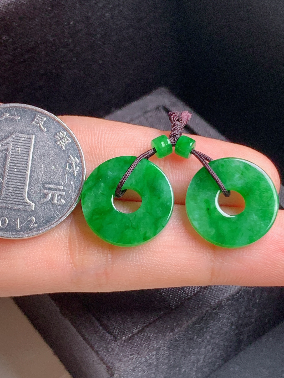 满绿平安扣一对，色浓匀净，圆润厚装，平安顺遂
