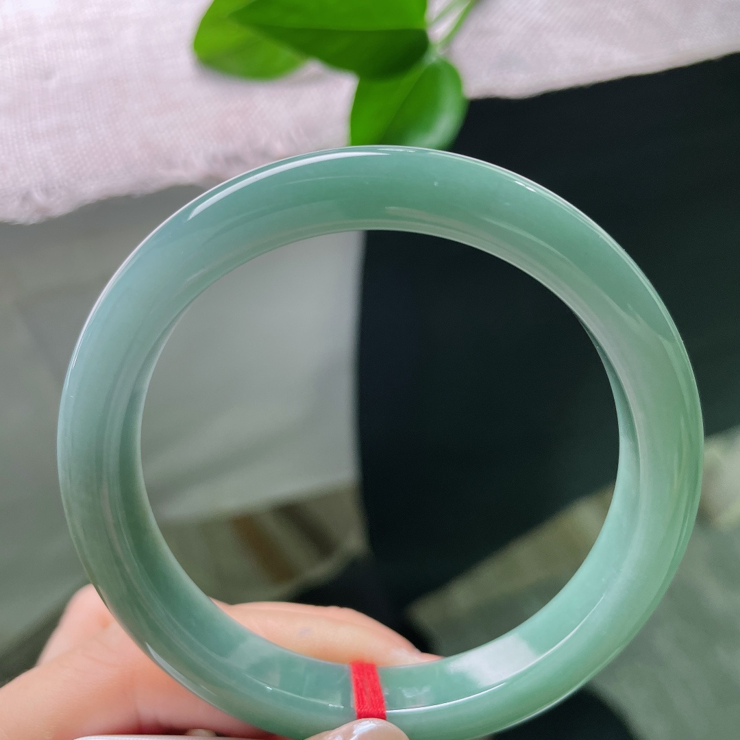 蓝底正圈，一点皮纹，冰油青正圈平安镯，镯身是沉静温润的油调湖青色，色调内敛柔和，质感。ss57905