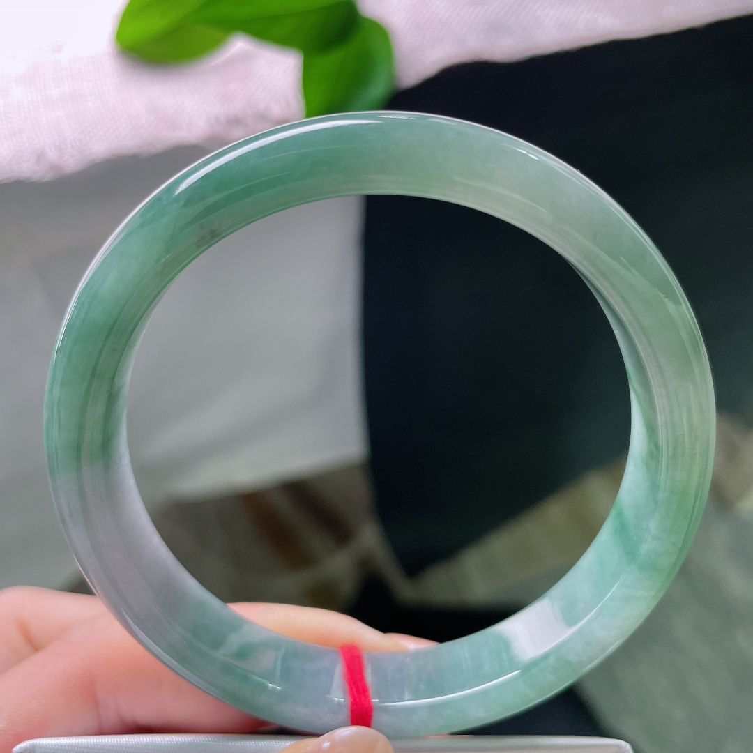 油青正圈，晶体，种水通透水灵，镯身带着清爽冰感，玉质细腻，水光流转，通透感十足。ss58023a