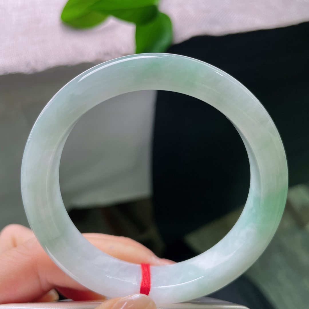 绿底正圈，皮纹，玉质通透细腻，干净素雅，清浅柔和的色调，衬得手腕清爽雅致，简约百搭。ss57966a