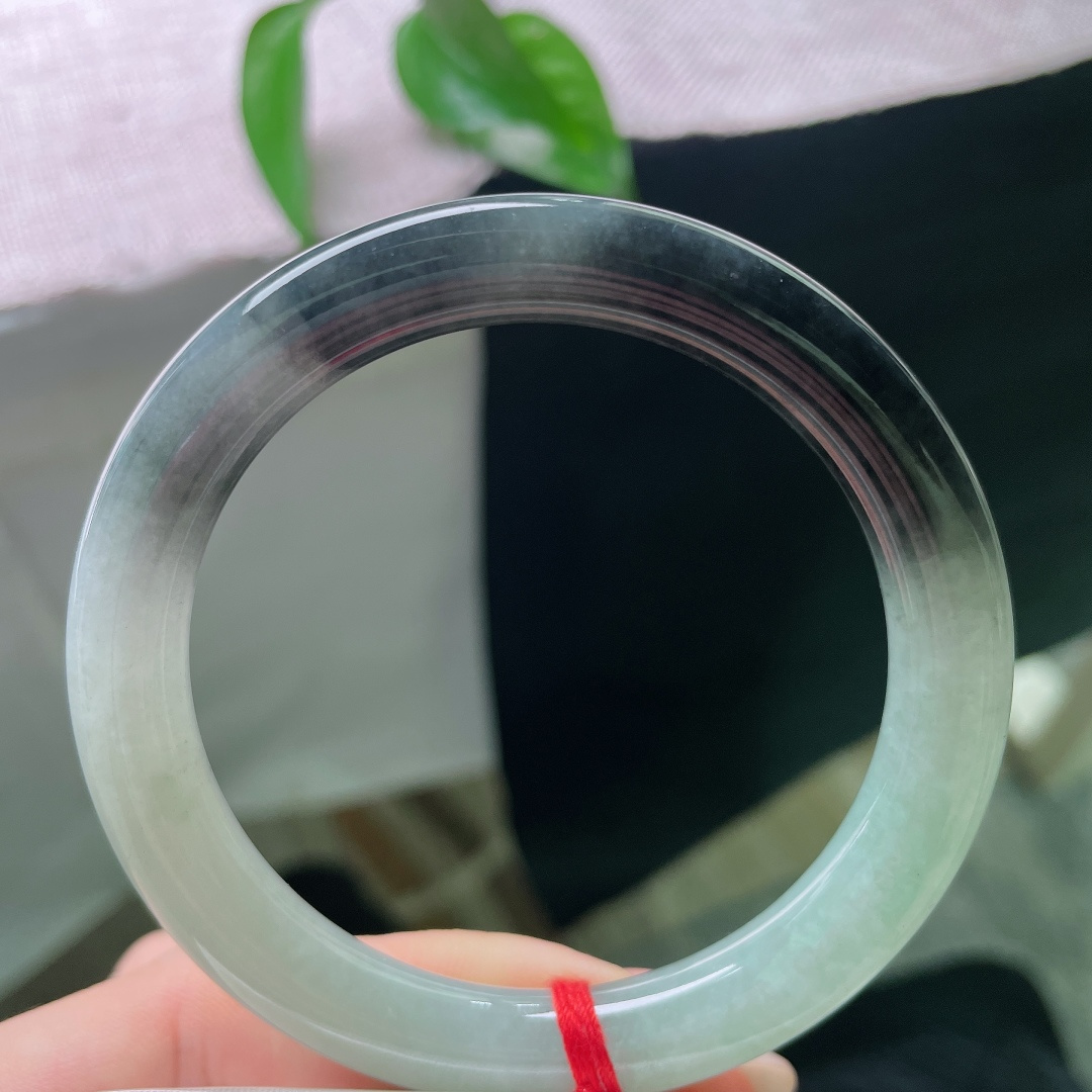 56.5/9.6，乌鸡圆条，一点皮纹，天然水墨意境浑然天成，墨韵在玉骨间缓缓流淌，不刻意雕琢，尽是大