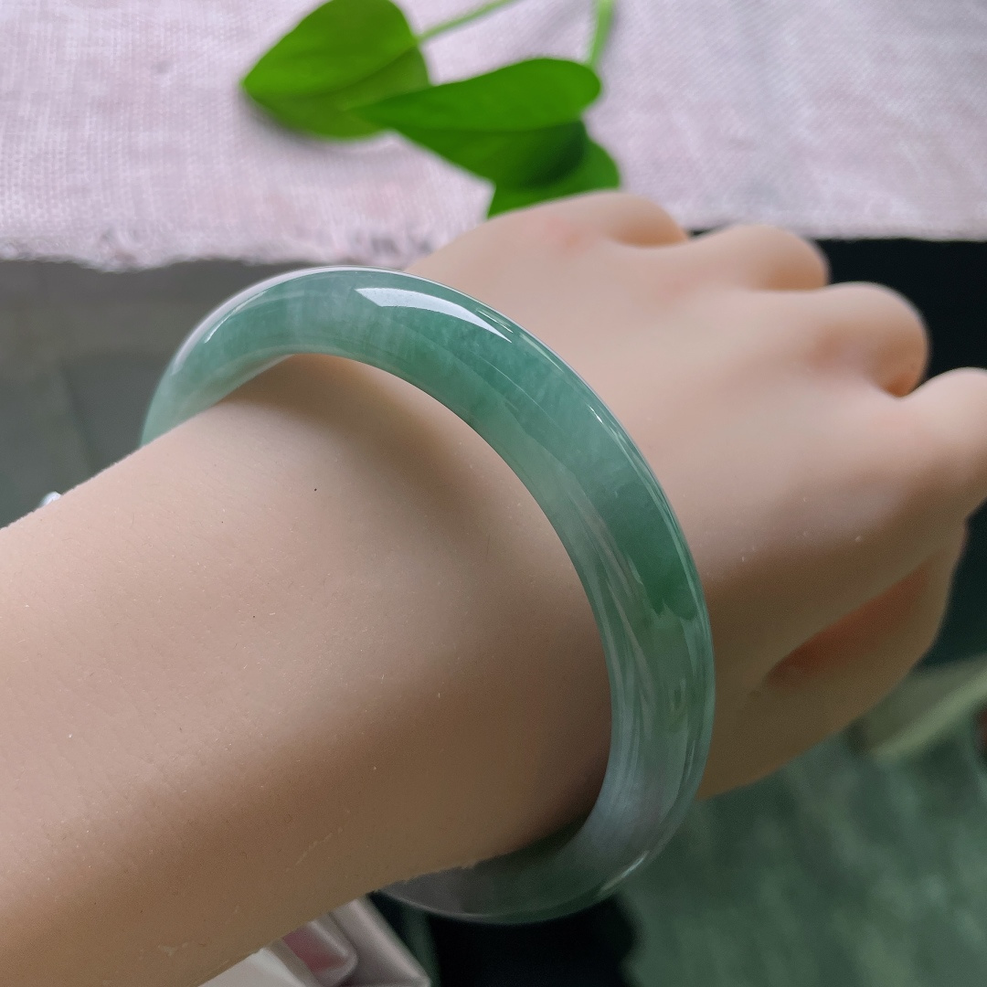 油青正圈，晶体，种水通透水灵，镯身带着清爽冰感，玉质细腻，水光流转，通透感十足。ss58023a