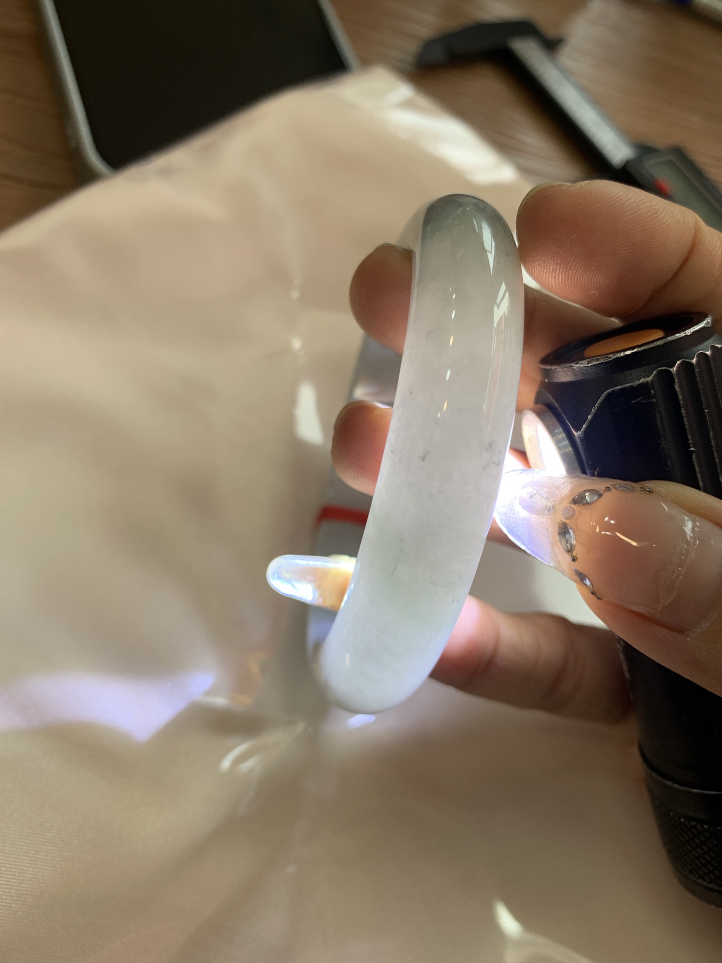 淡果绿乌鸡正圈, 打灯棉线，底妆水润细腻，淡淡果绿为底，乌鸡花为韵，晕染出独一份的诗意浪漫。