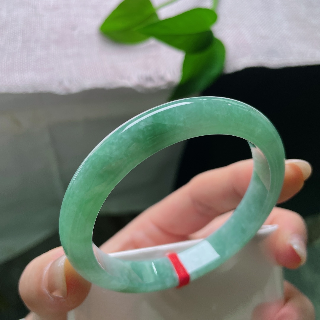 绿底正圈，皮纹，满圈浓郁绿调，玉色匀净温润，绿意沉静内敛，复古感满满，上手沉稳显气质。ss57923a