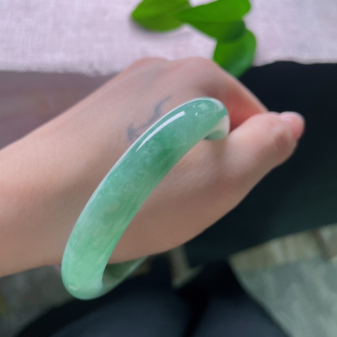 绿底正圈，皮纹，满圈浓郁绿调，玉色匀净温润，绿意沉静内敛，复古感满满，上手沉稳显气质。ss57923a