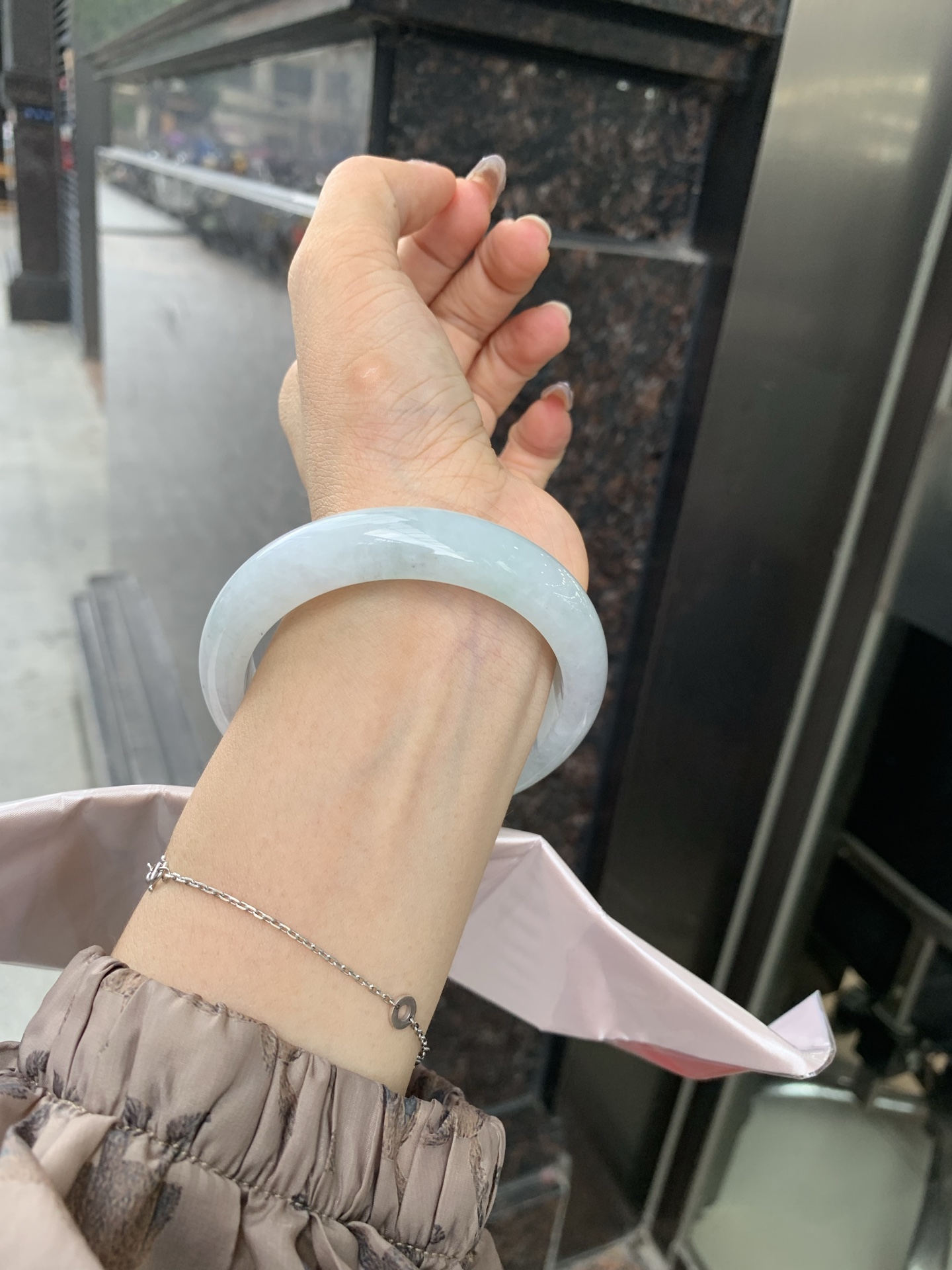 淡果绿乌鸡正圈, 打灯棉线，底妆水润细腻，淡淡果绿为底，乌鸡花为韵，晕染出独一份的诗意浪漫。