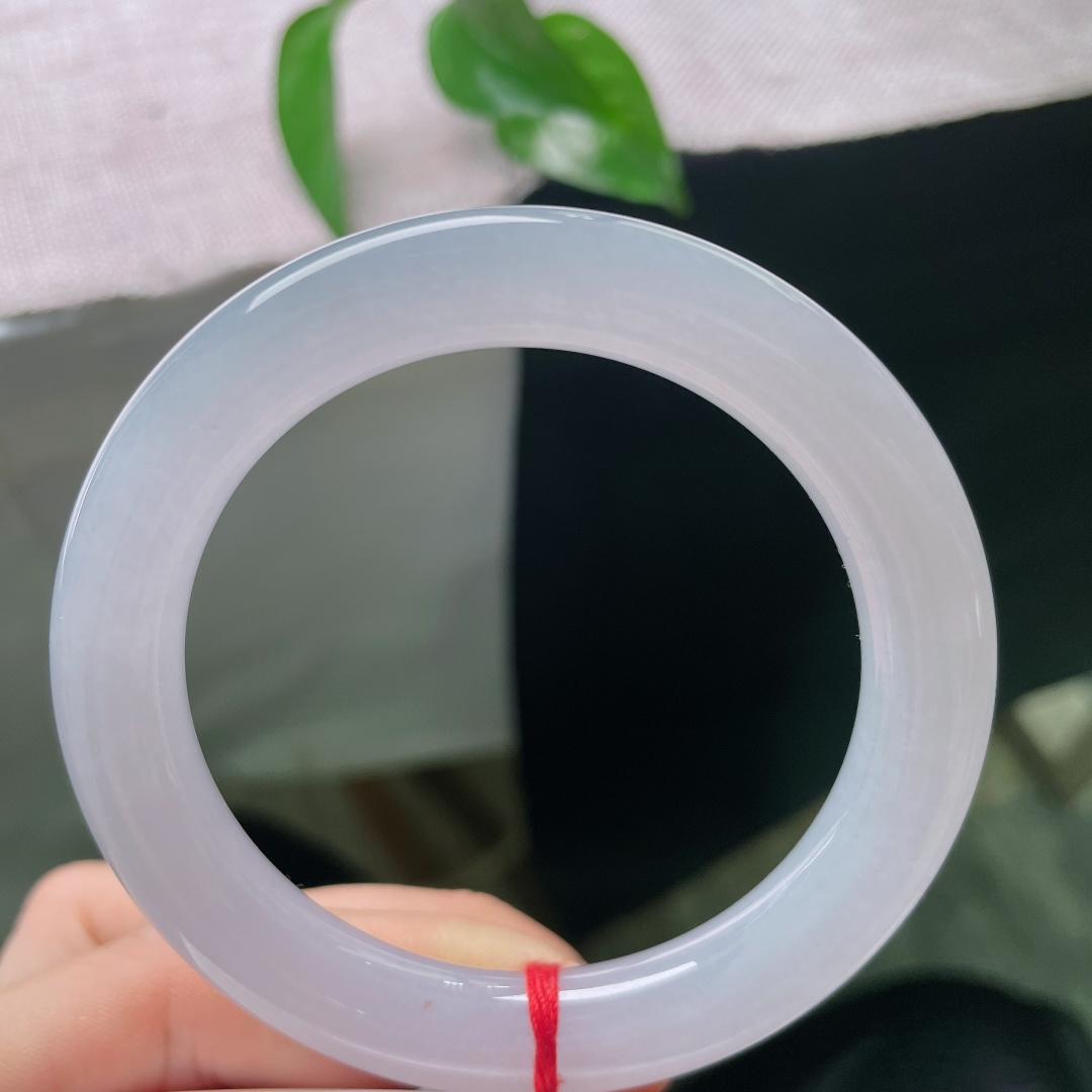 53.6/10.4，冰紫罗兰圆条，无裂，玉质莹润干净，天然洒金似秋花点点绽开，冷暖色调相融，既有玉石