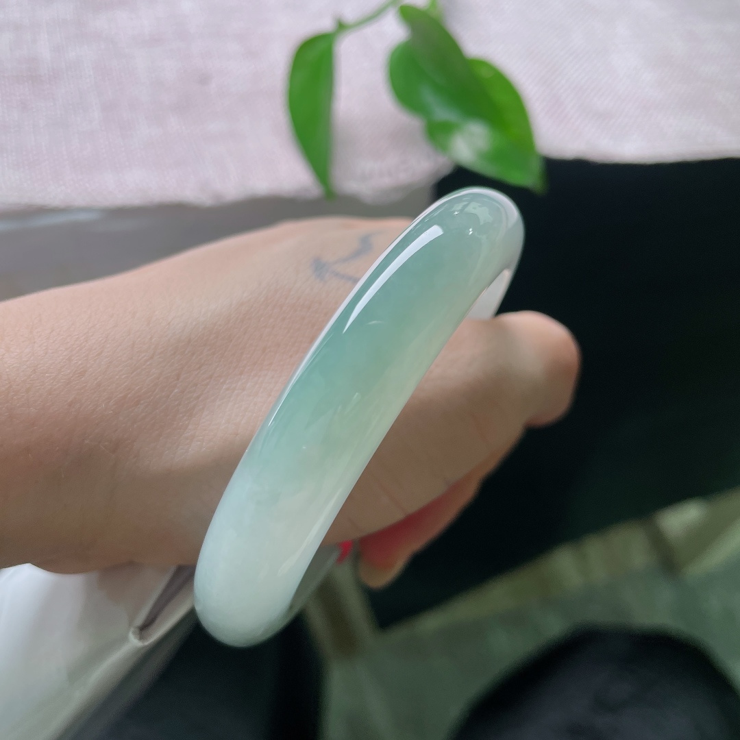 冰油正圈，无裂，种质清透莹润，玉质致密细腻，镯身流转柔润胶光，光泽内敛贵气，是好玉独有的温润宝光。ss58241a