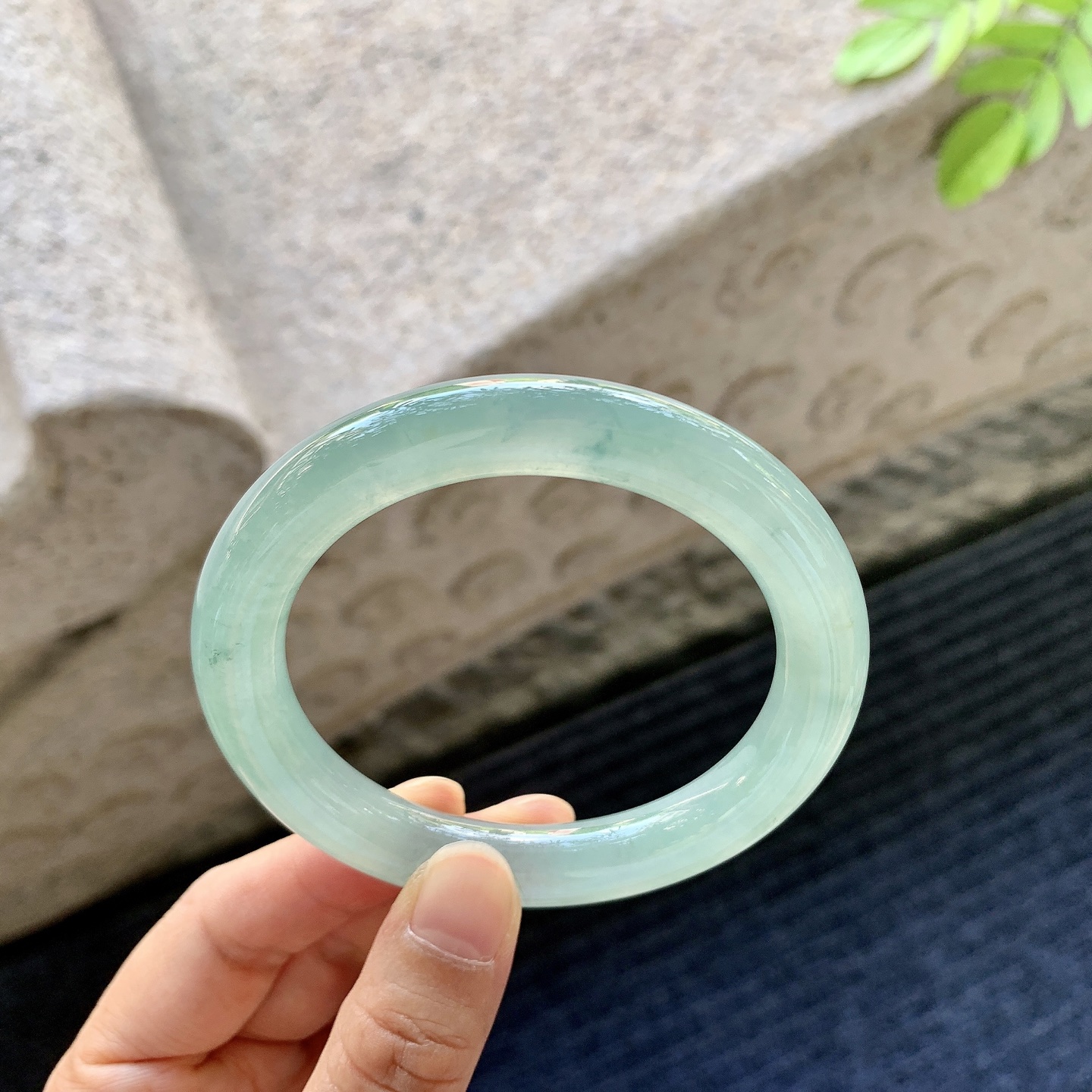 圆条54 55，圈口55.4/9.8/9.7，编码B2090576，冰糯晴绿，水润，种老，细腻，打灯有棉线
