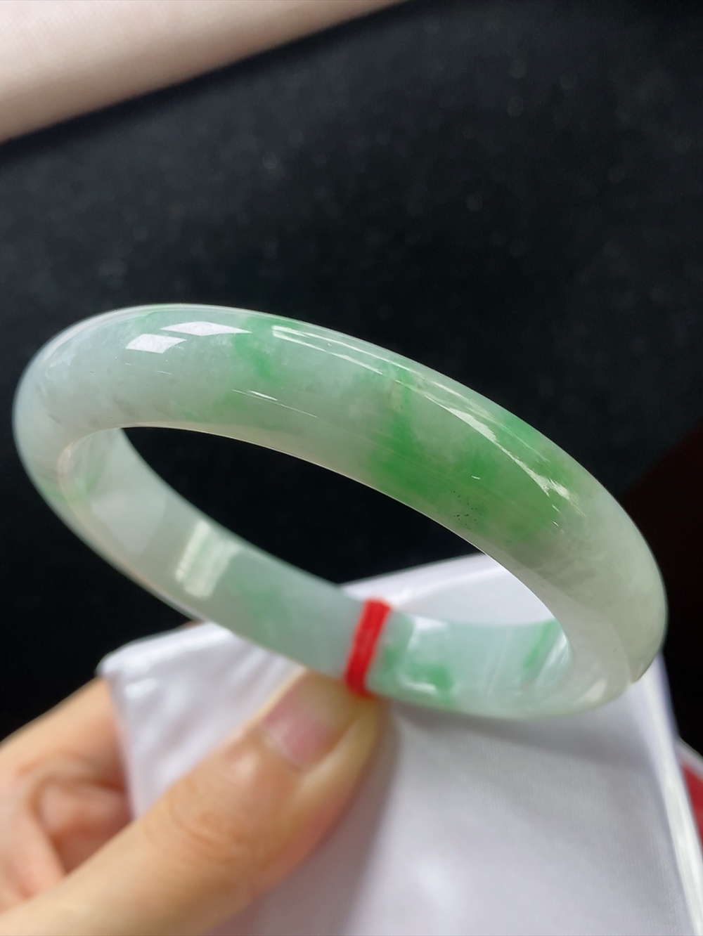 正圈飘绿手镯，圈口尺寸53.9-10.7-8.1mm,904xdz