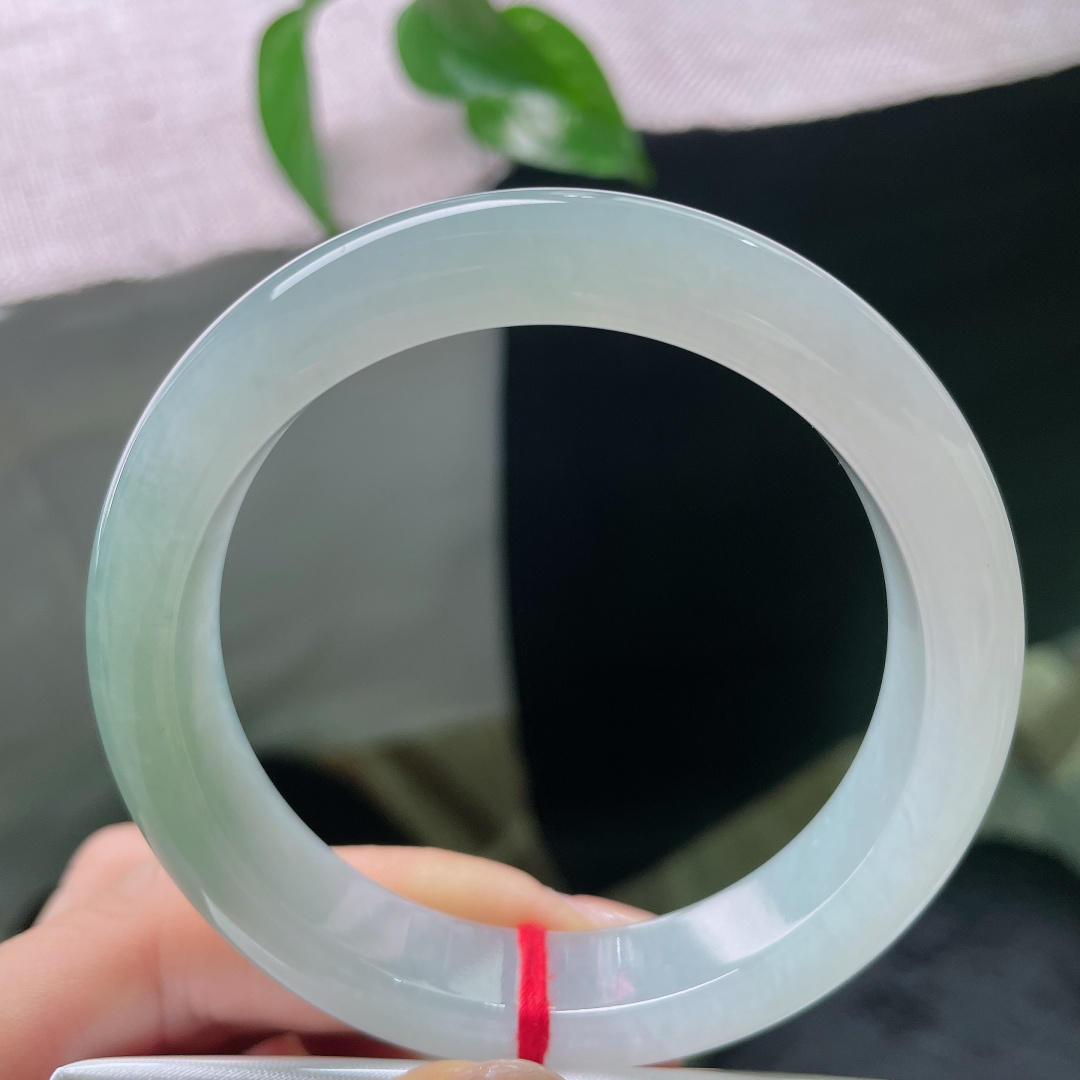 冰油正圈，无裂，种质清透莹润，玉质致密细腻，镯身流转柔润胶光，光泽内敛贵气，是好玉独有的温润宝光。ss58241a