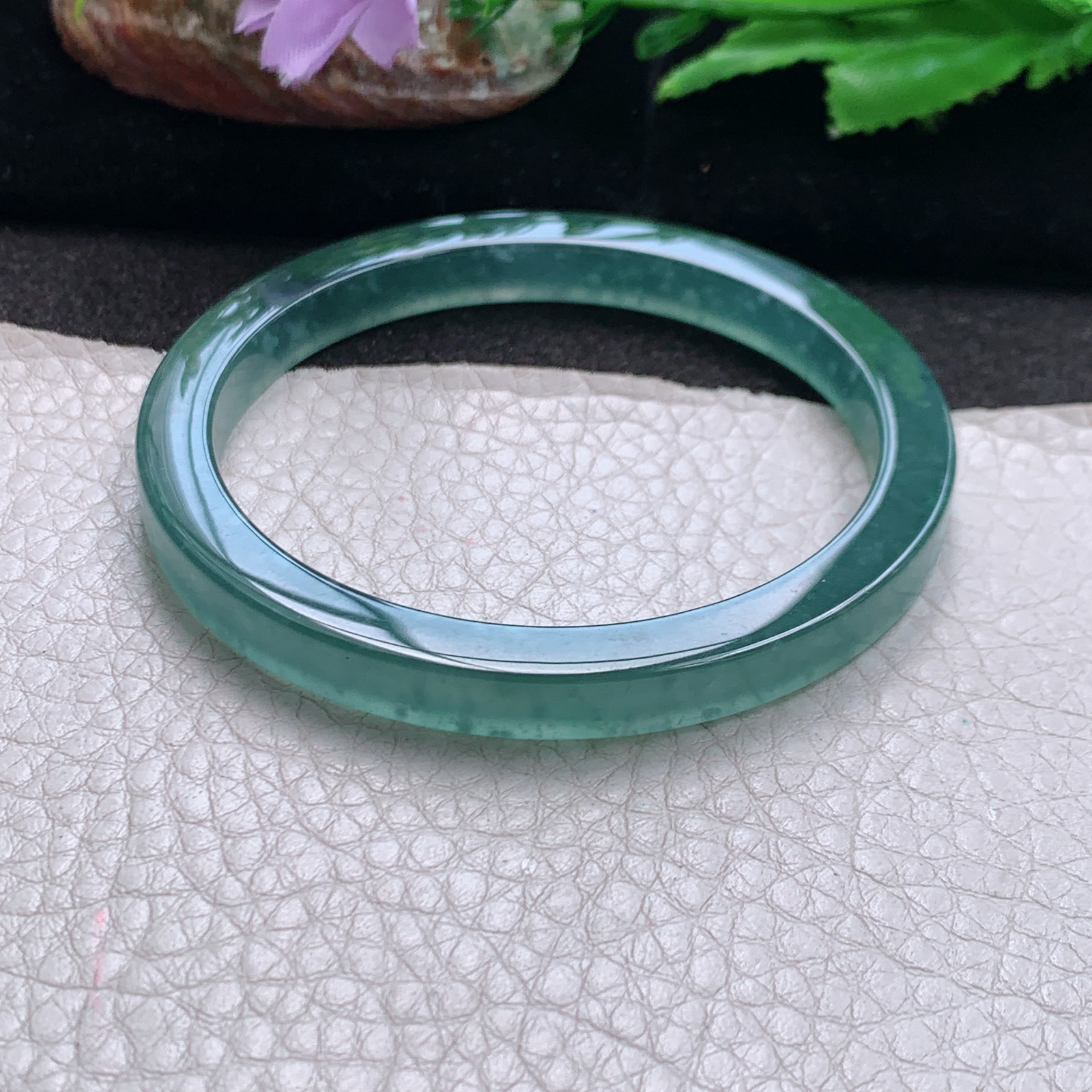 js自然光57.5*6.8宽扁镯 特色翡翠a货高品质冰蓝宽扁玉手镯