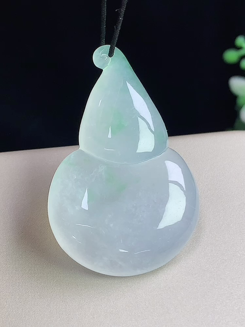 冰飘绿葫芦，无裂，尺寸38.4-24.5-6.2mm，j04lzy
