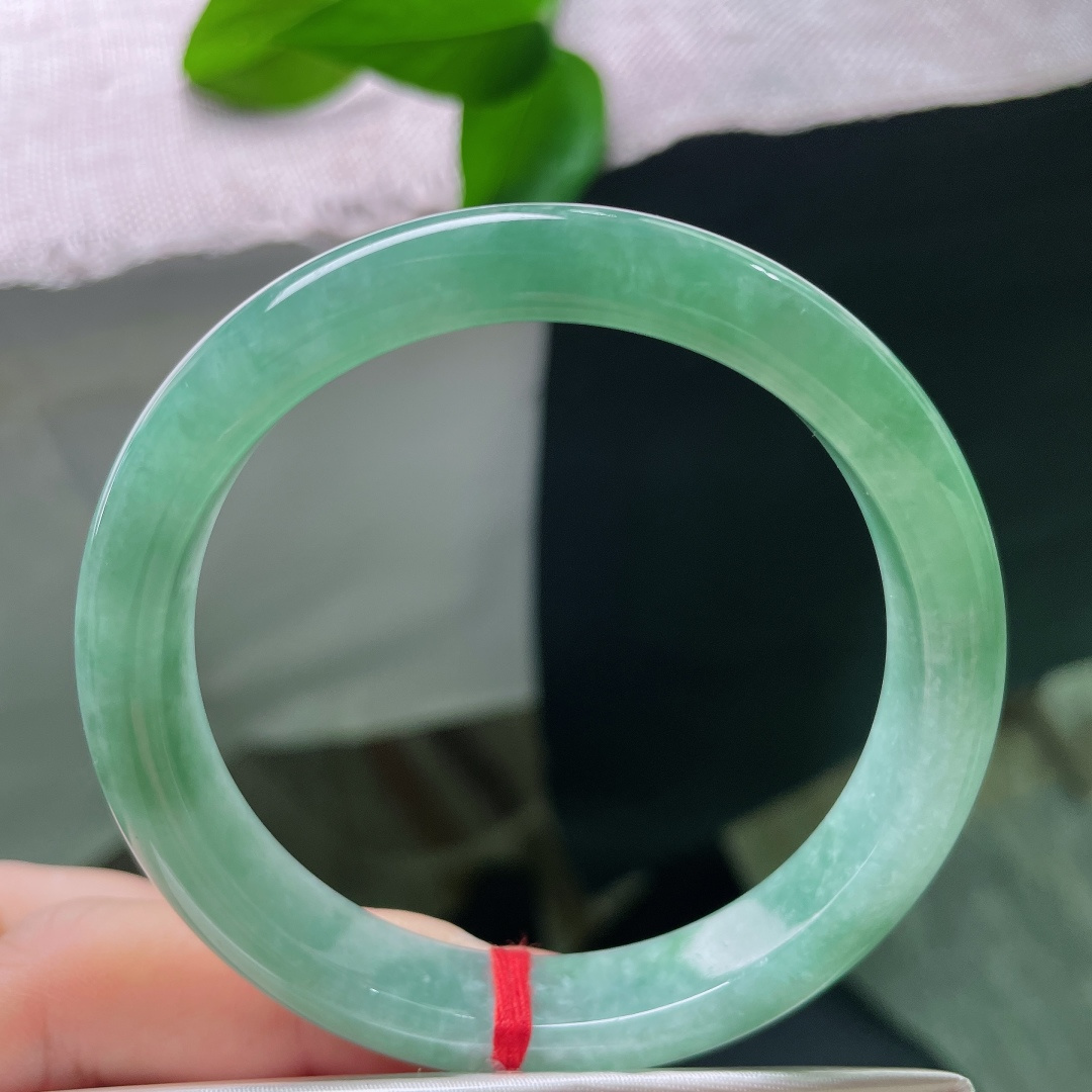 绿底正圈，皮纹，满圈浓郁绿调，玉色匀净温润，绿意沉静内敛，复古感满满，上手沉稳显气质。ss57923