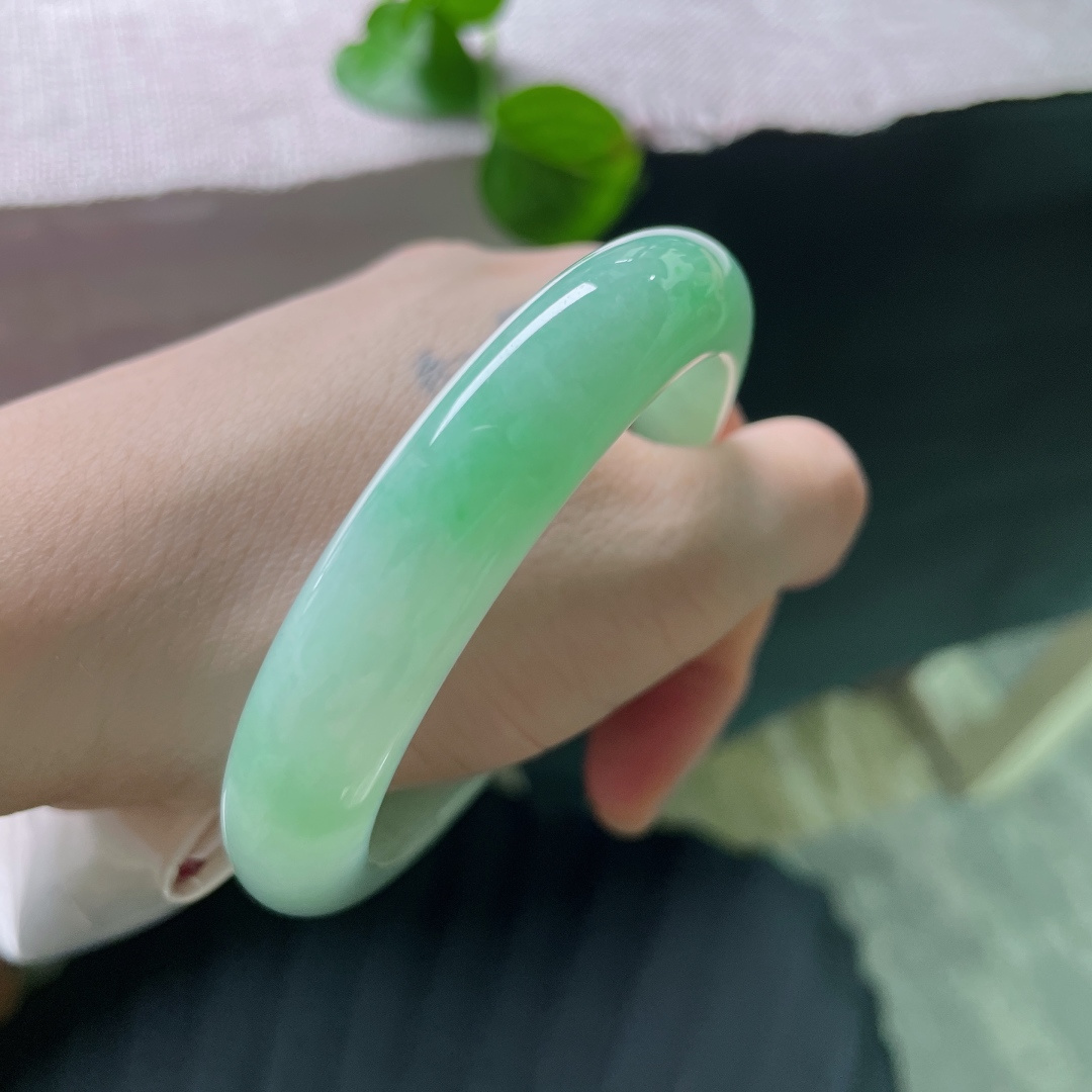 绿底正圈，无裂，满圈晴翠莹光流转，玉韵华贵，自带温润珠光贵气。ss58125a