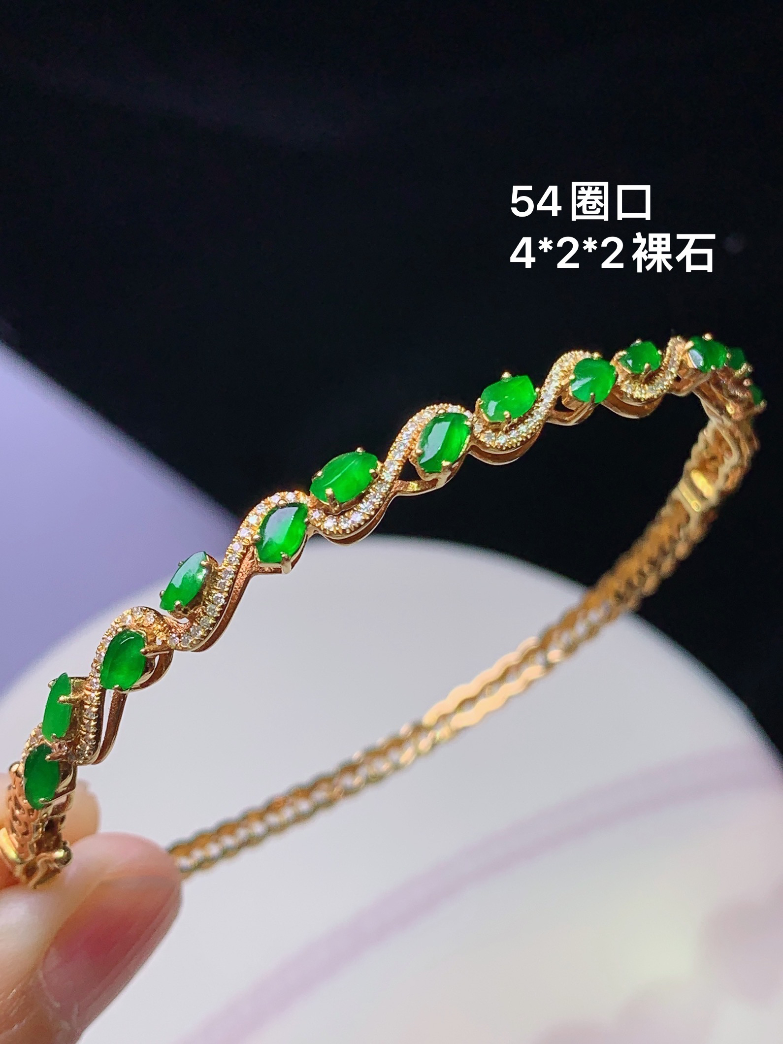 18k金钻镶嵌满绿随形手镯 玉质细腻 色泽艳丽清新 水润亮眼 圈口54 裸石尺寸4*2*2 m7