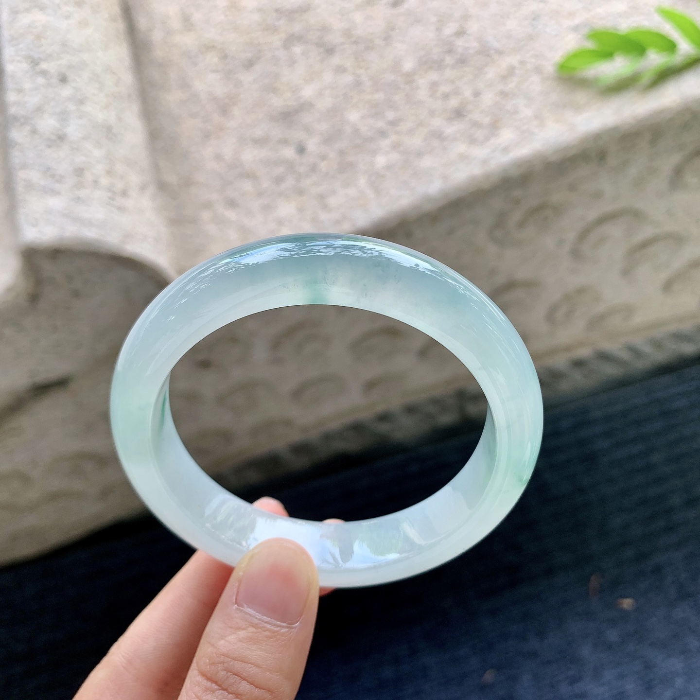 正圈56 57，圈口57/13/8.6，编码AD090413，描述冰飘花，清透，水润，种老，细腻，无裂。