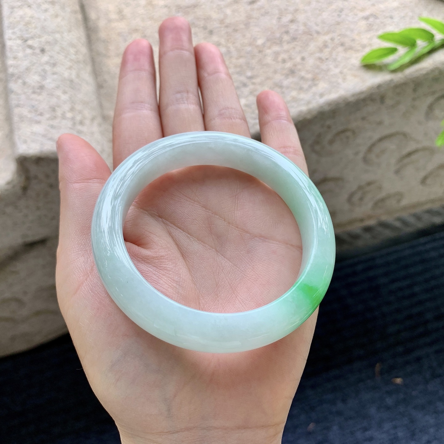 正圈55 56，圈口56.7/12/9，编码T1090420，描述细糯飘阳绿，水润，种老，细腻，无裂。