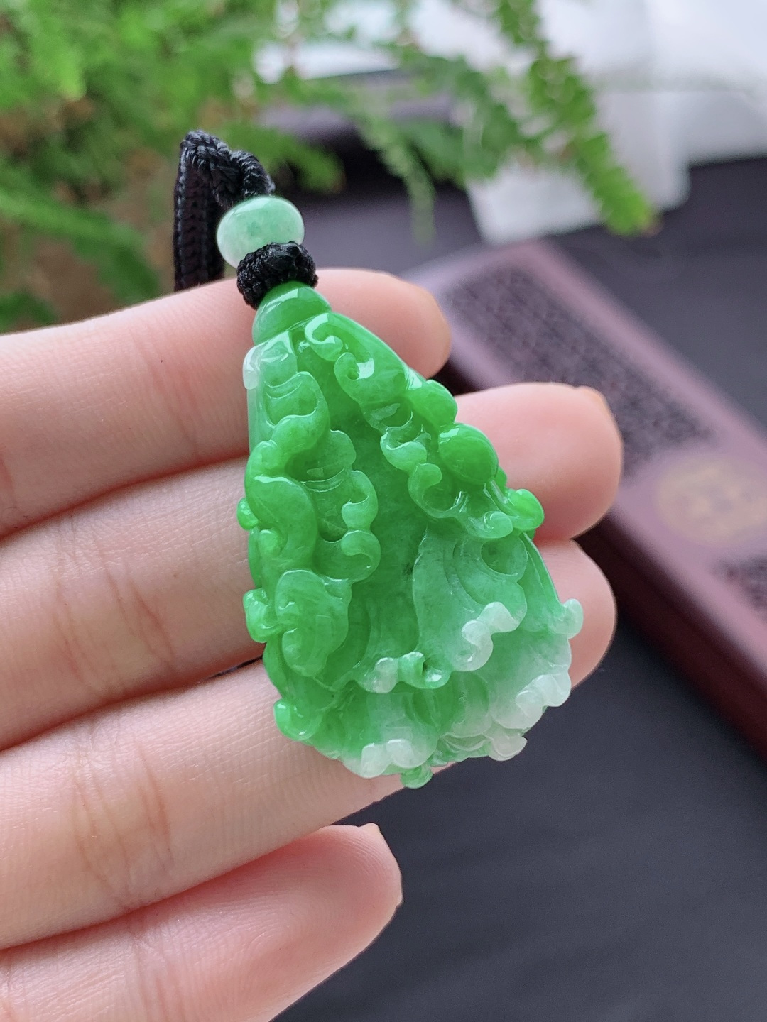 冰阳绿白菜百财吊坠，缅料，性比高，色辣，尺寸37.7-25.4-12，重量22.8克