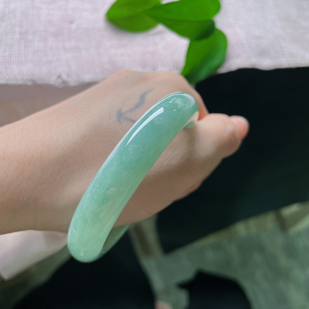 绿底正圈，色调清爽均匀，玉质细腻，满圈柔和绿意，自带山林清泉般的清新感，日常佩戴温婉耐看。ss57921a
