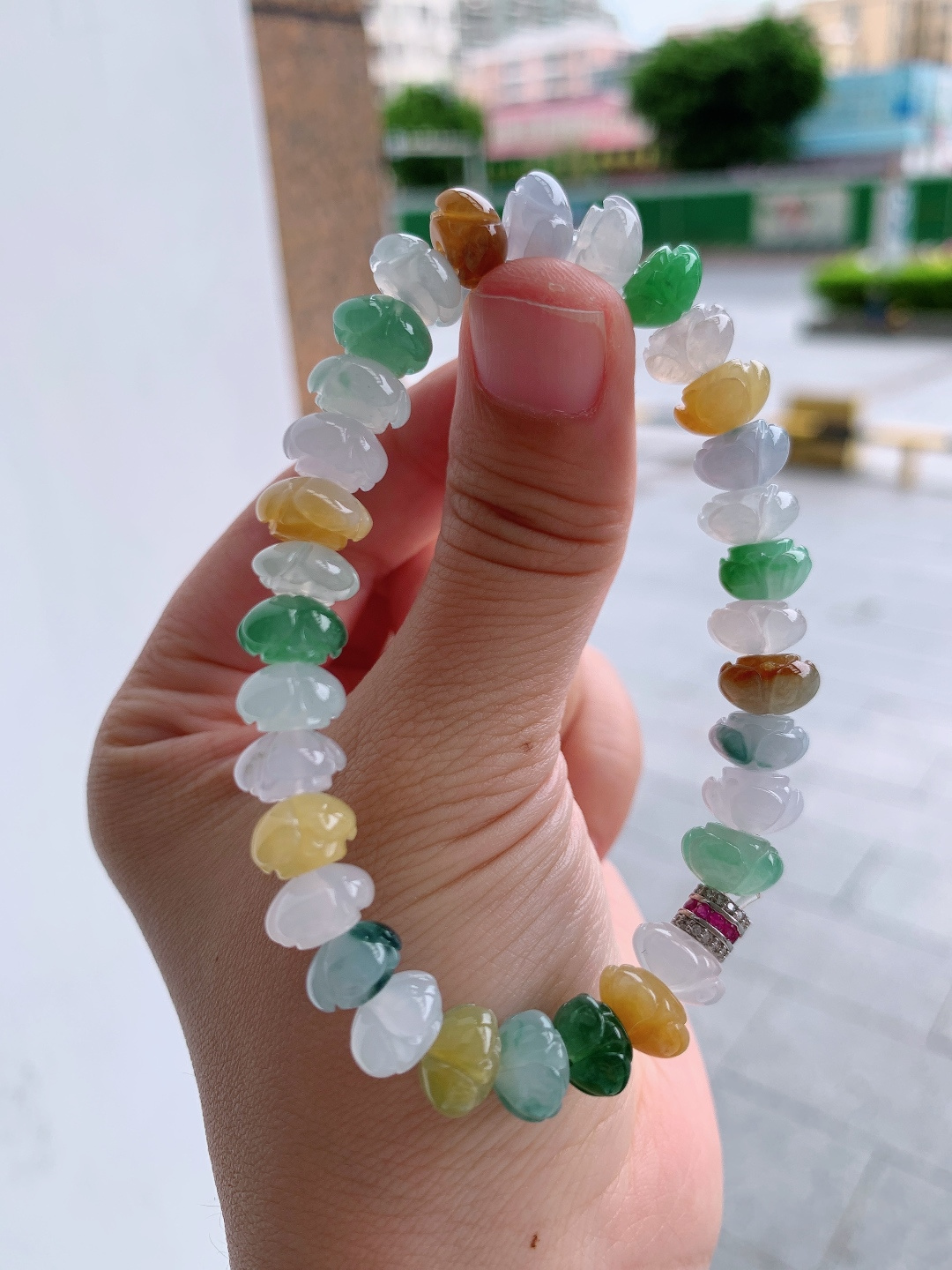 冰种三彩莲花手串，雕工精巧，色彩缤纷，好运连连，卡8.8