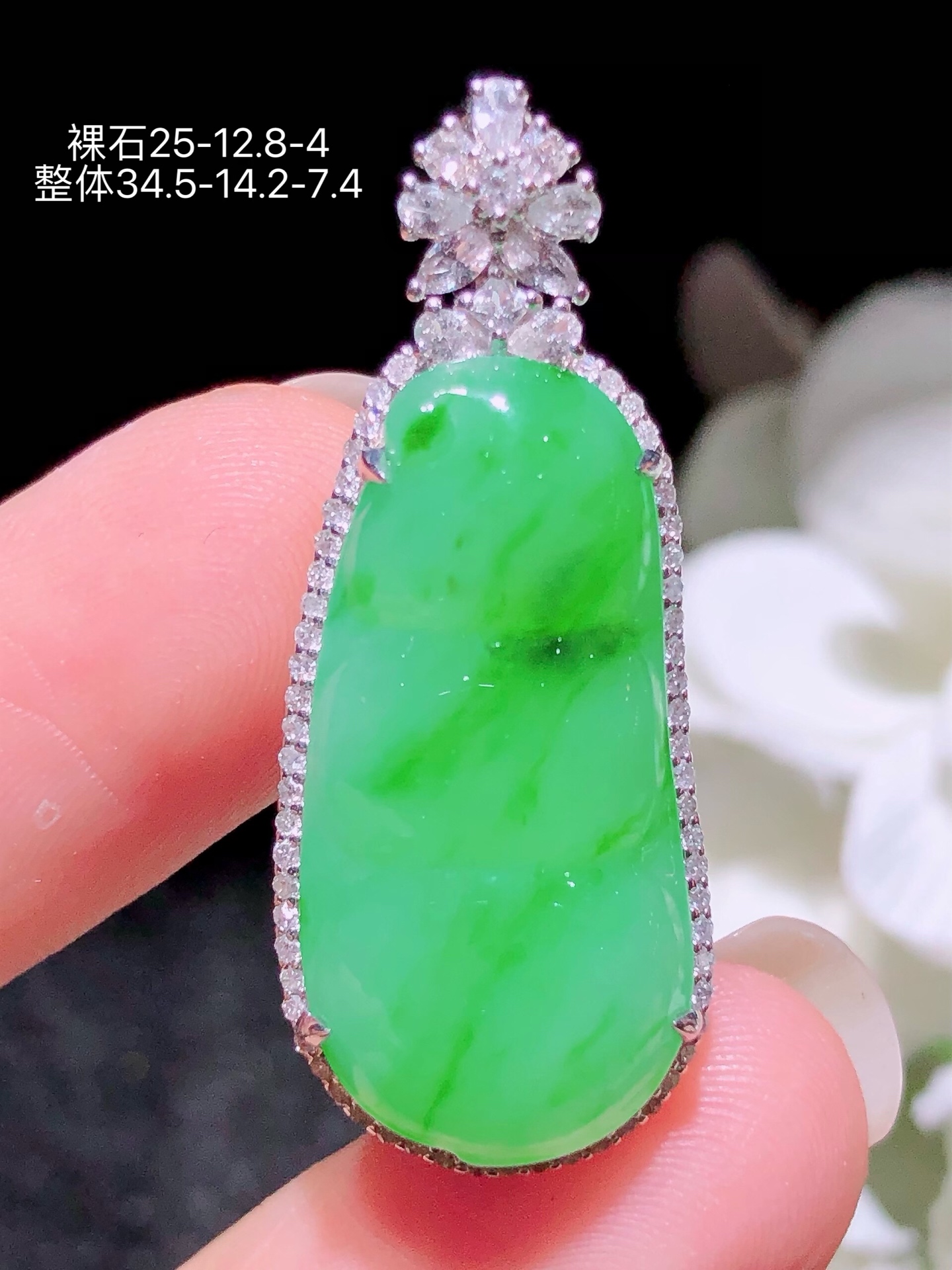 ️18K金镶冰绿福豆吊坠，无裂，水润色艳，品相饱满，配送银链苹果拍摄，实物更好看，34.5-14.