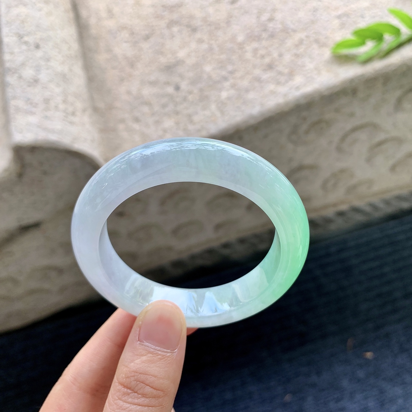 正圈49 50，圈口50.8/12.6/8.8，编码G7090448，冰糯阳绿，水润，清透，种老，细腻，打灯有棉线
