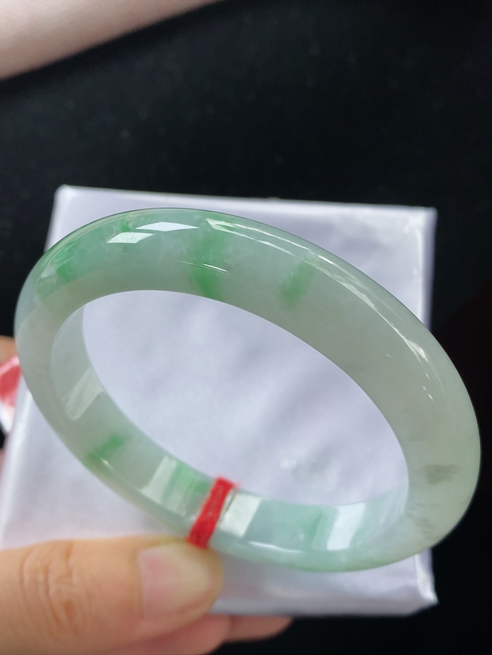 正圈飘绿手镯，圈口尺寸53.9-10.7-8.1mm,904xdz