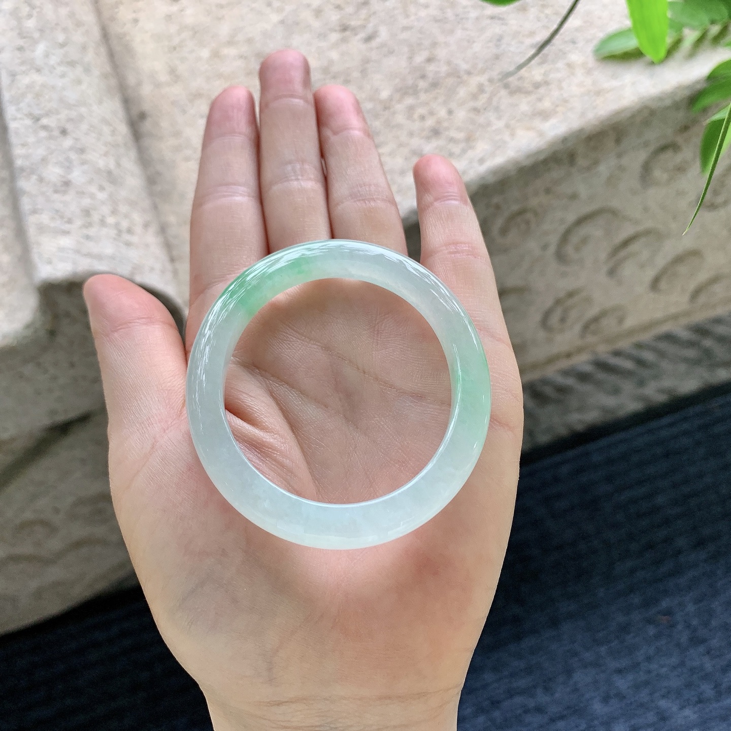 糯冰飘绿，水润，种老，细腻，打灯有纹线